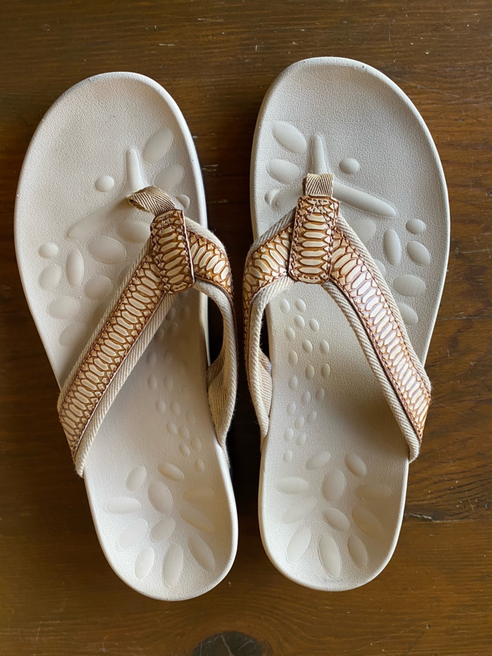 NWOT MEGNYA Womens Beige and Brown Textured Flip Flop Sandals Comfortable